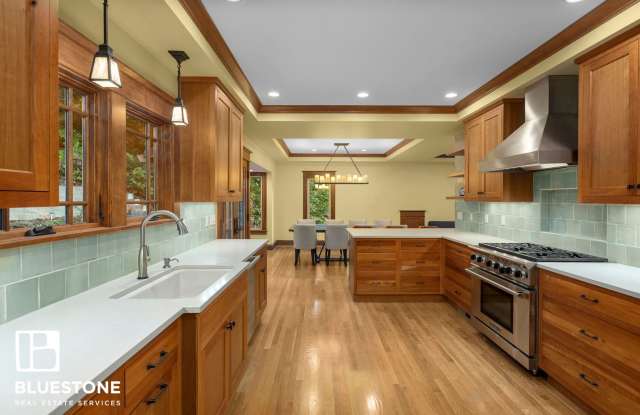 Beautiful 4 bedroom home in Palisades Neighborhood of Lake Oswego!