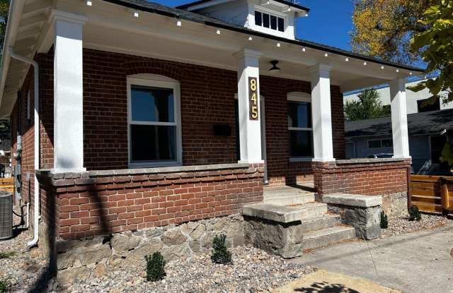 Beautiful 2-Bedroom House- Move in special!