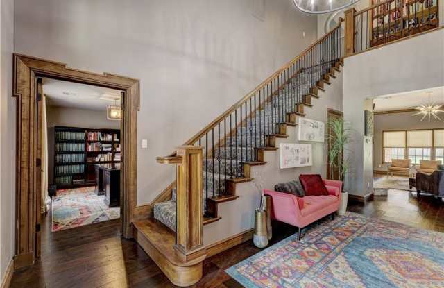 Luxury home in Oak Tree Park with a pool/tennis court/playground/walking trails - Edmond North High- Guest House