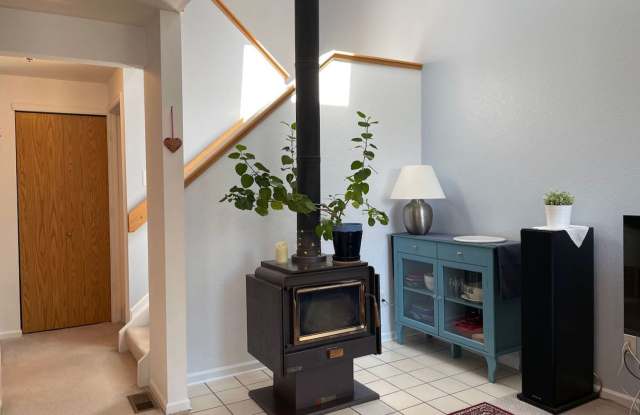 Charming 3b/2.5b Townhome In Louisville