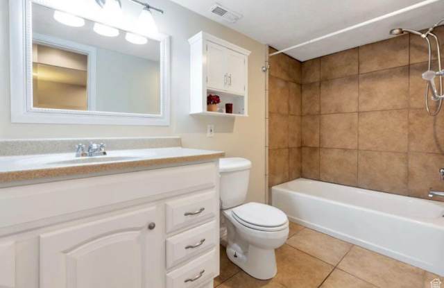 6986 Jordan Close Circle