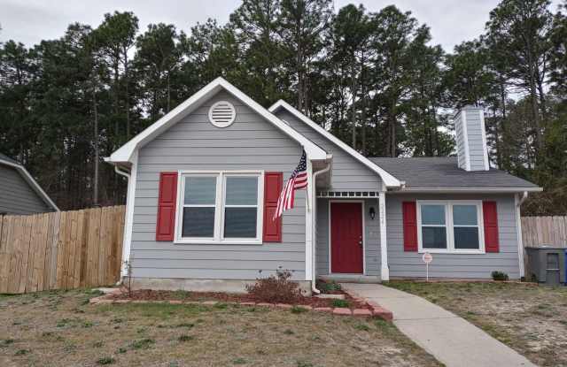 3 bd/ 2 ba located MINUTES from Fort Bragg! Quiet Neighborhood!
