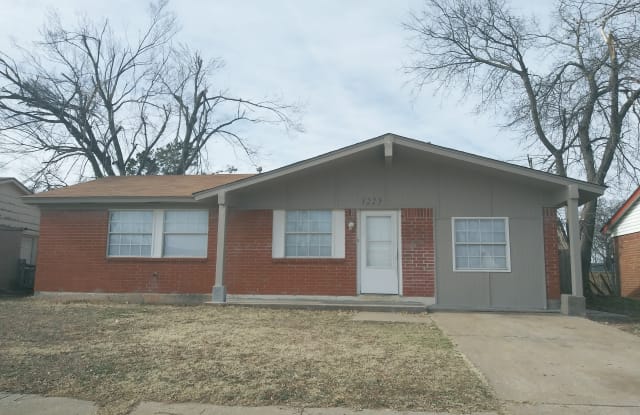 1225 Mcdonald Dr - 1225 Mcdonald Drive, Midwest City, OK 73130