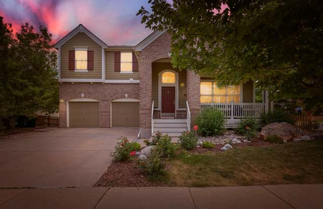 Stunning 4 bed, 4 bath on Corner Lot! Available Mid-August!
