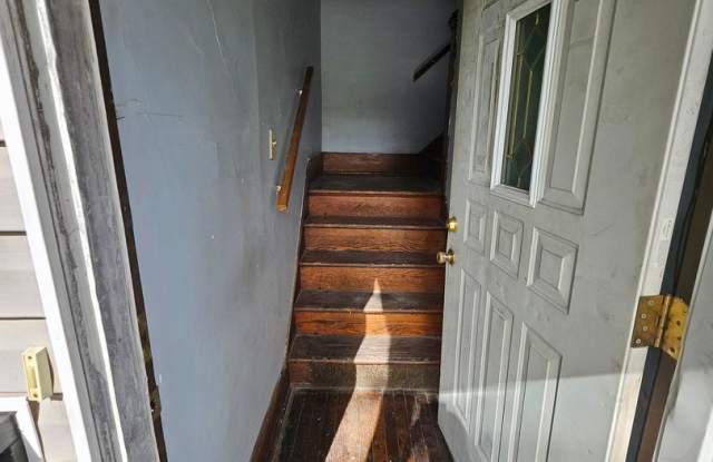 Upper 2 bedroom unit