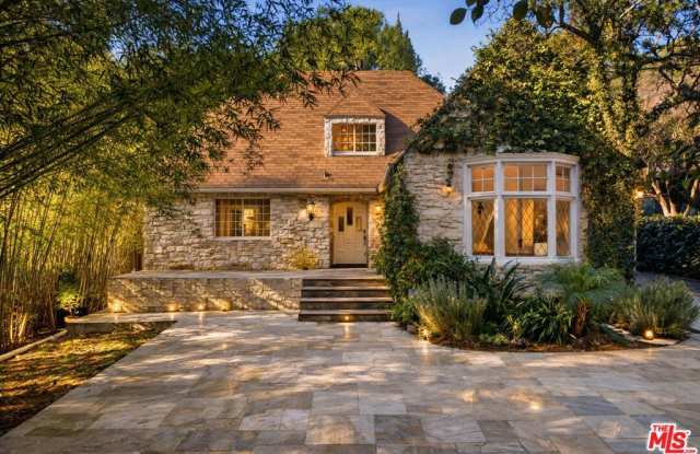 2633 1/2 N Commonwealth Avenue