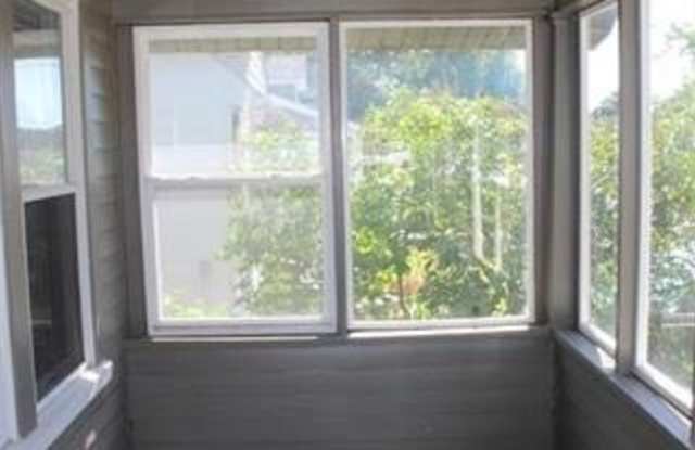 1546 W MARSHALL Street