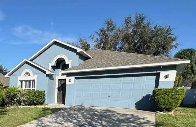Beautiful 4 bedrooms 2 baths single family home Located In Groveland FL!