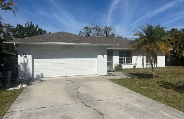 Renovated property for rent in SW of Cape! Special Offer! Qualify for a deposit-free option and save on move-in costs!