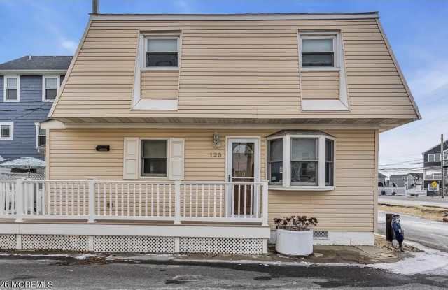 125 Throssell Road