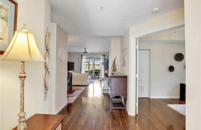 6670 Huntington Lakes