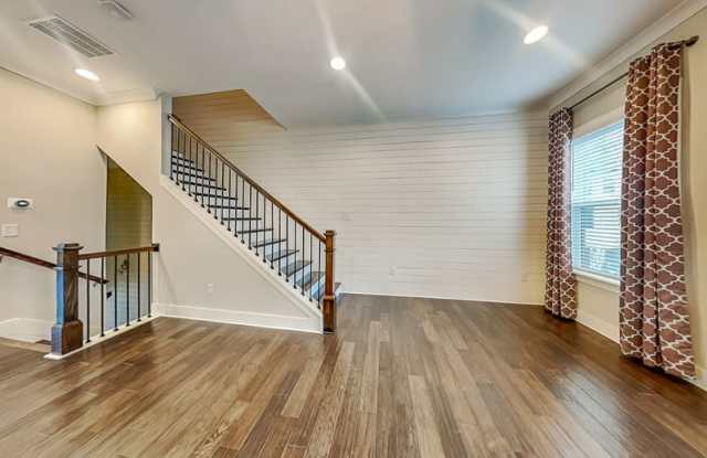 2038 Rockledge Rd NE