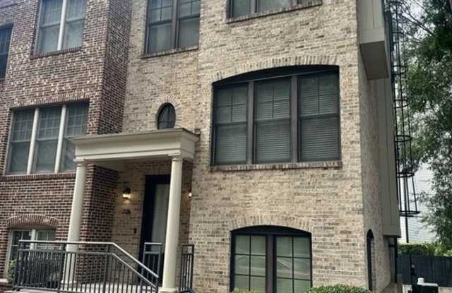 Photo of 726 Cosmopolitan Drive NE