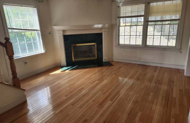 Stunning Corner Lot 3 bd 2.5 bath TownHouse in the heart of Wellesley