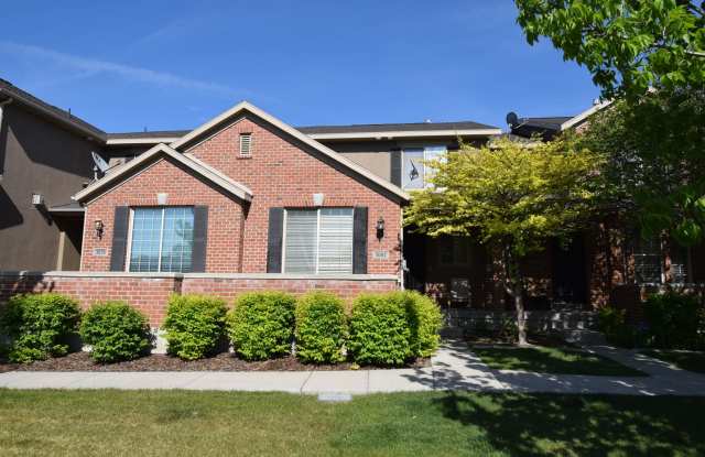 Modern 4 bed Home in Prime West Valley Location!!