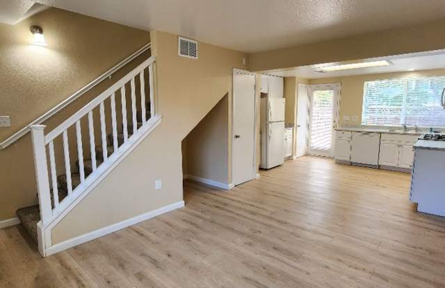 Nice Condo 2 Bedroom 1 Bath Off Street Parking in Great Area Valljeo