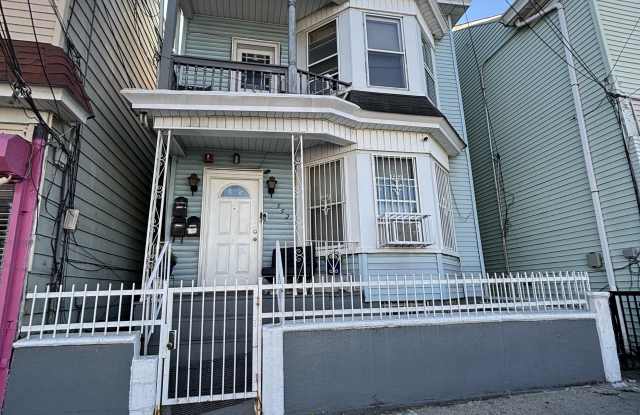 552 River St