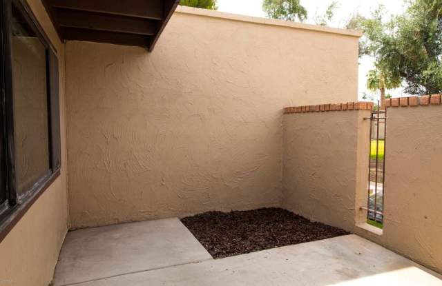Amazing home is now available in heart of Glendale/ Utilities included only $1550.00