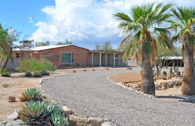 323 W Meadowbrook Drive