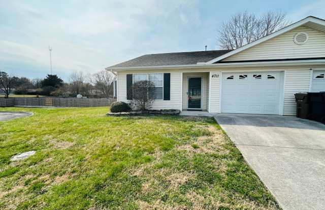 2BR Condo with Garage | Vaulted Ceilings | Real Hardwood Floors | Gas Fireplace | Near UT & Downtown Knoxville