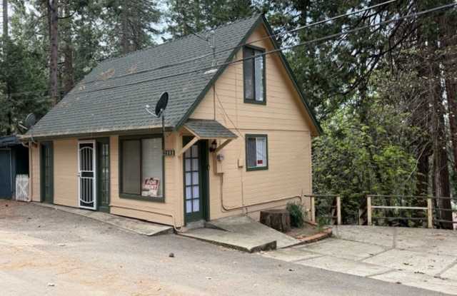 Charming 2‑Bedroom Loft‑Style Home in the Heart of Twain Harte