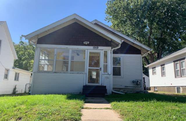 4BD/2BA Felon Friendly House W/Double Garage