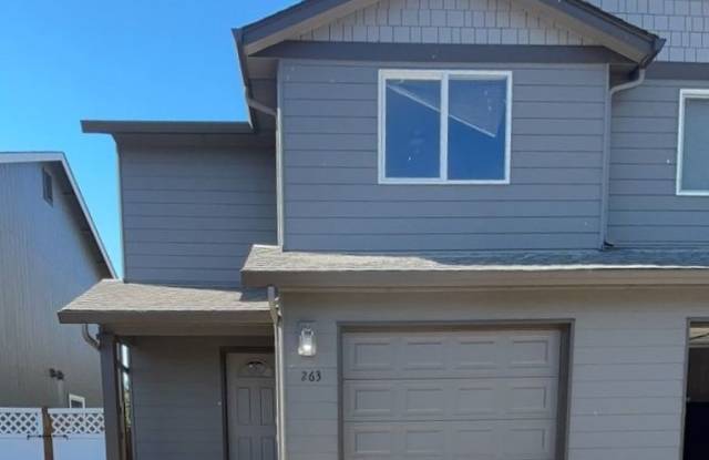 Rent Special: 1/2 Off February's - 3 Bed 2.5 Bath Duplex in Monmouth