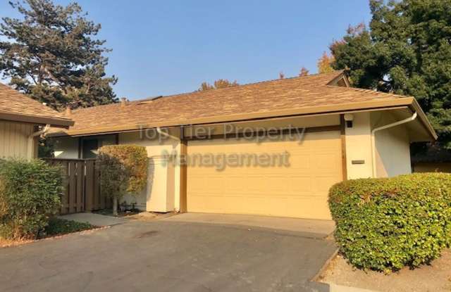 Beautiful 2 Bd/2 Ba 1036 sf Walnut Creek townhouse available now for lease! photos photos