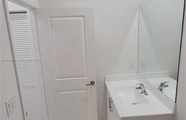 12000 Nw 47th Manor