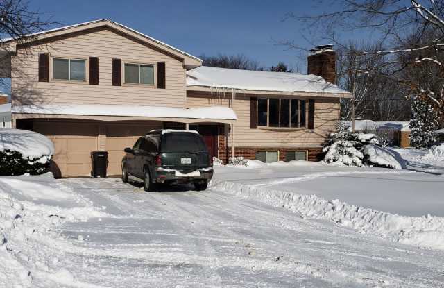 Remodeled furnished 4 Bedroom Home in Quiet Kentwood Neighborhood for Rent