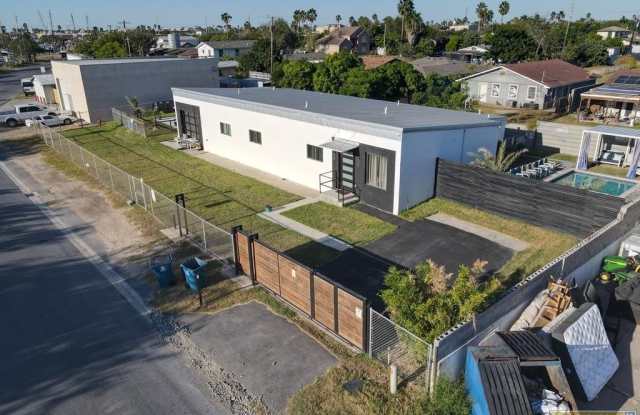 Photo of 711 South Shore