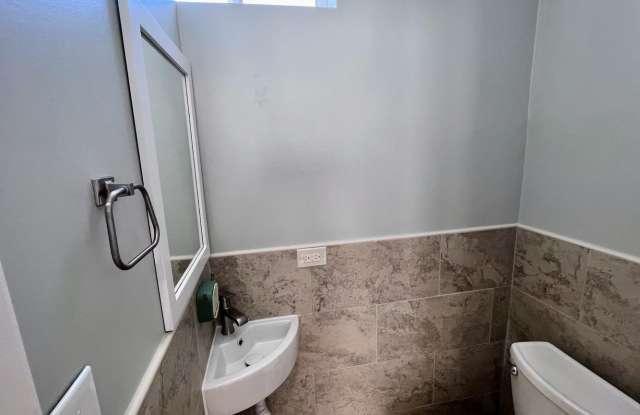 4244 N Spaulding Ave