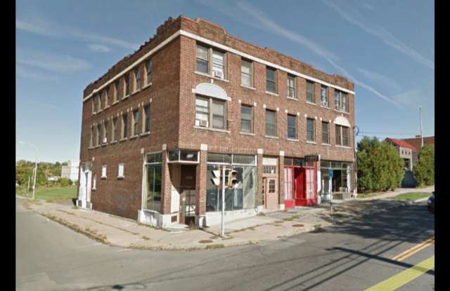 1003 E Fayette