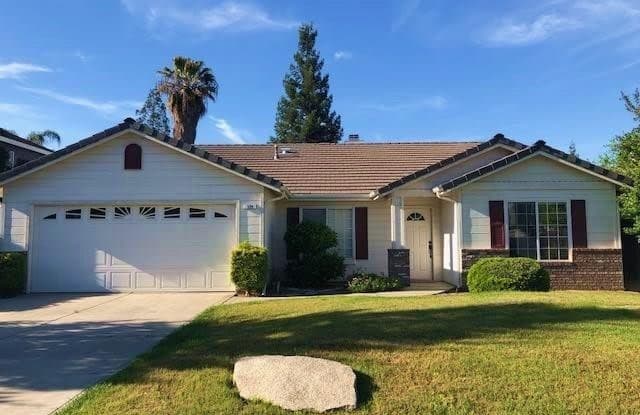 524 W Russell Avenue - 524 West Russell Avenue, Visalia, CA 93277