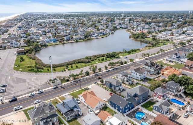 27 Arnold Avenue unit: Rear