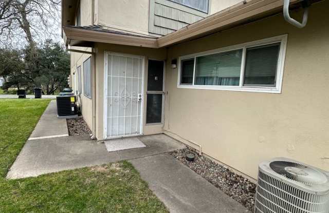 Cozy 2 Bedroom unit with community pool!