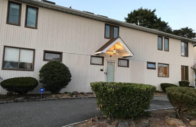 6 ALBERGO CT, APT B - 6 Albergo Court, Bethpage, NY 11714