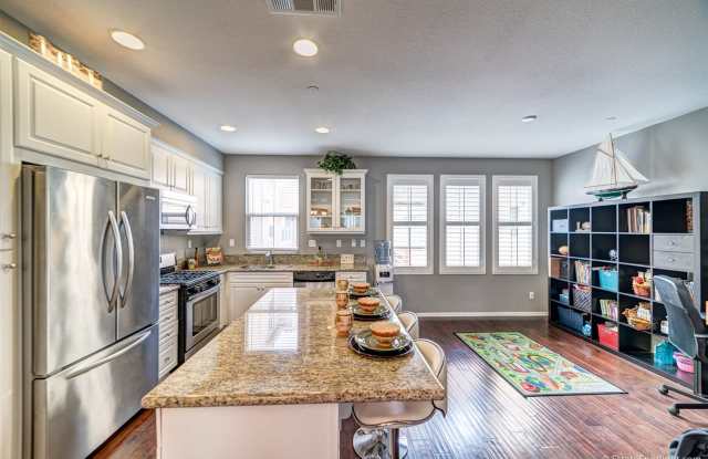 1862 Hazel Ct Unit 6 Chula Vista, CA 91913-8322