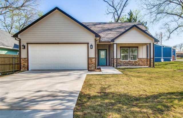 624 W Johnson Street - 624 West Johnson Street, Denison, TX 75020