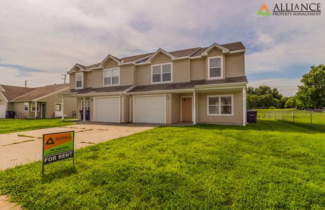 Spacious Duplex ~ Open Kitchen with Breakfast Bar!