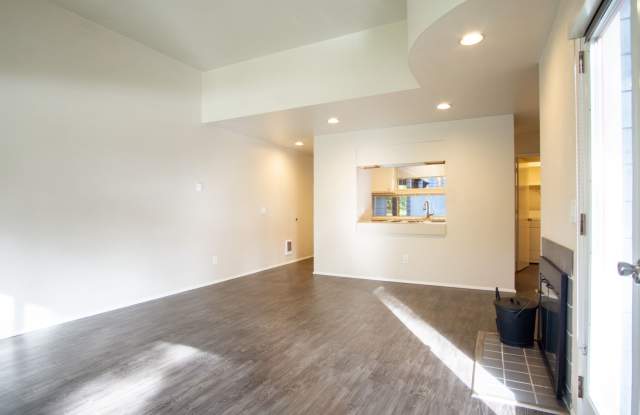 Gorgeous  Bright 1-Bed w/ Wood-Burning Fireplace, W/D,  Private Patio!