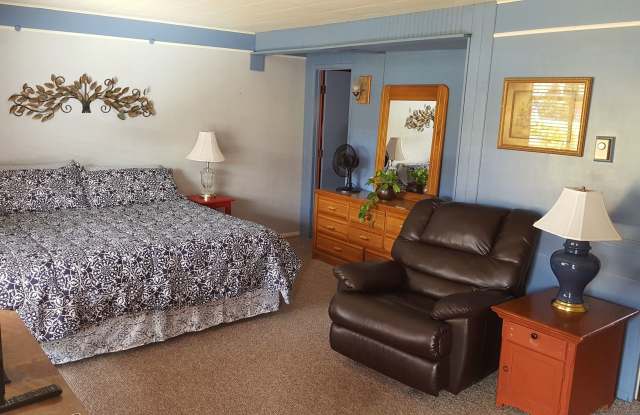 ROSE TREE INN - UPTOWN SEDONA- FURNISHED STUDIO- CABLE TV, WIFI, UTILITIES INCLUDED!