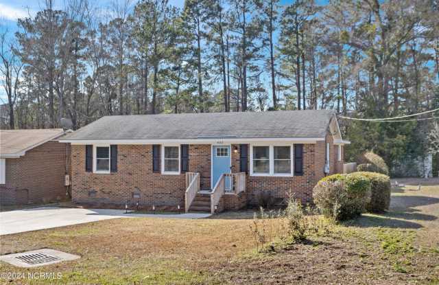 Fully Fenced//3 Bedroom//Students Welcome - 432 South Kerr Avenue, Wilmington, NC 28403