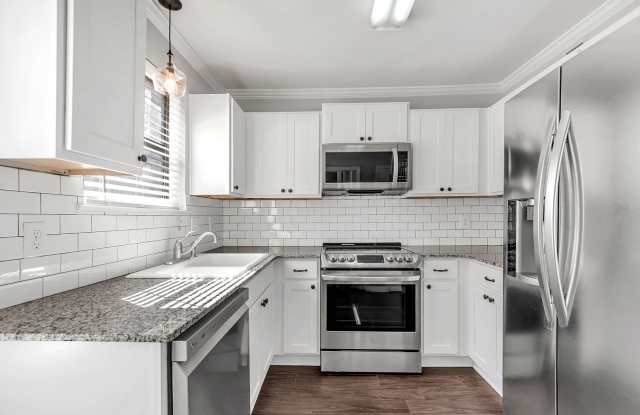 2 Bedroom Townhouse off Jefferson and Bluebonnet