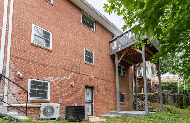 3 Bedroom Basement Unit In Quiet Neighborhood!