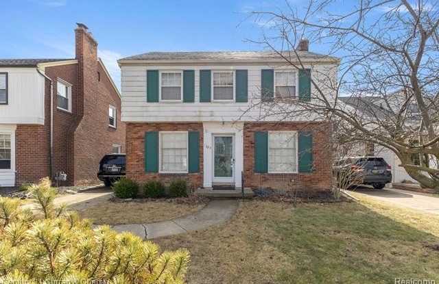 1883 LOCHMOOR Boulevard