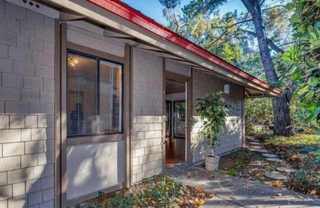 101 Kinross Dr