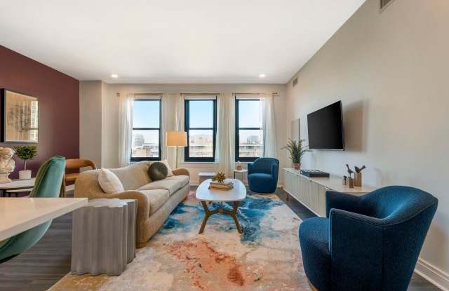 2347 North Lincoln Park W