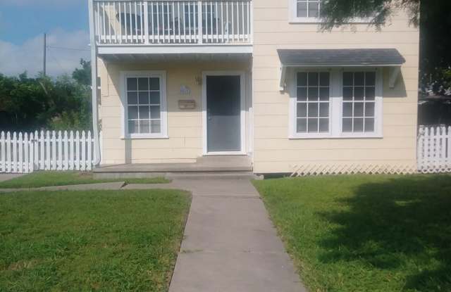 Nice 2-1-1 Located close to downtown and Ocean Dr.