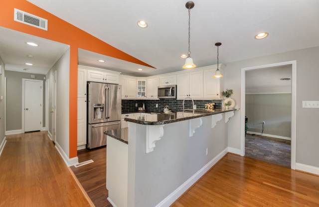 Room for Rent in 7 Bedroom Home at Forest Dr